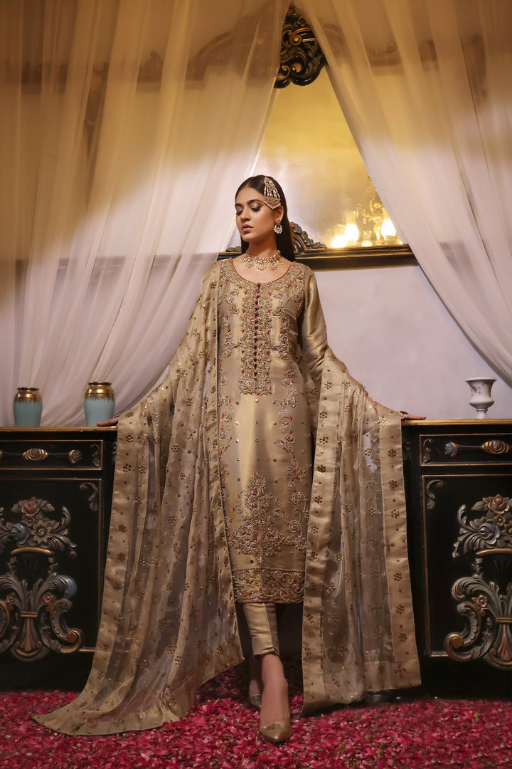 Step into elegance with Palwasha, a long shirt crafted from lamba shimmer tissue adorned with intricate zardozi handwork. Complete with a pure tissue .