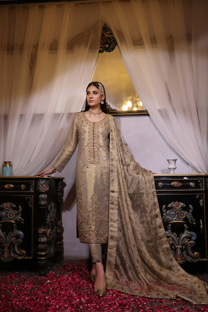 Step into elegance with Palwasha, a long shirt crafted from lamba shimmer tissue adorned with intricate zardozi handwork. Complete with a pure tissue .