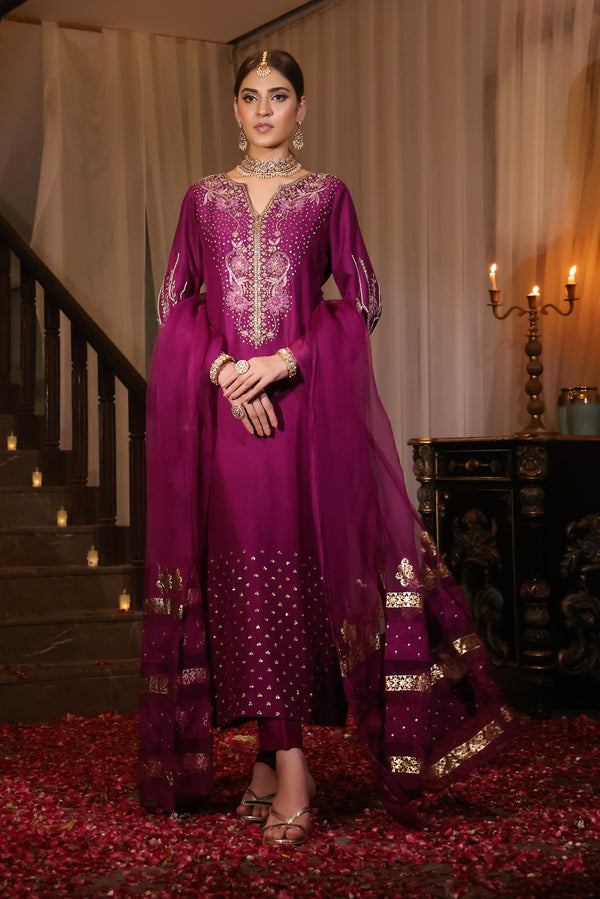 Noor comprises of number of opulent outfits, one of which is this beautiful long shirt curated from finest rawsilk with added handwork on neckline & sequence spray on daman.