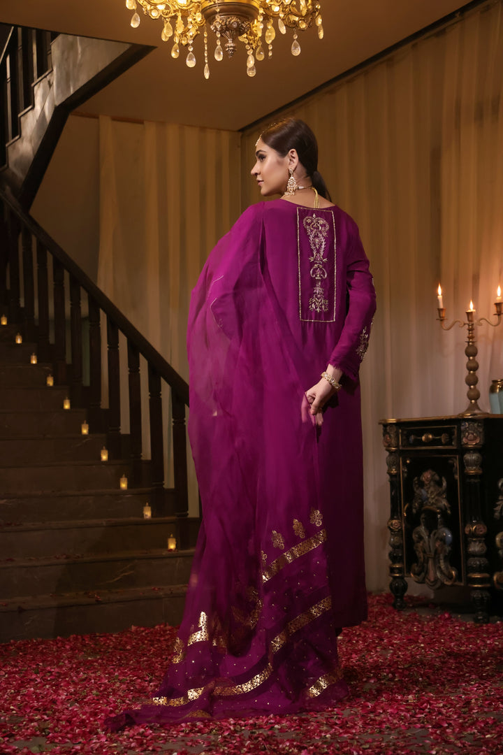 Noor comprises of number of opulent outfits, one of which is this beautiful long shirt curated from finest rawsilk with added handwork on neckline & sequence spray on daman.