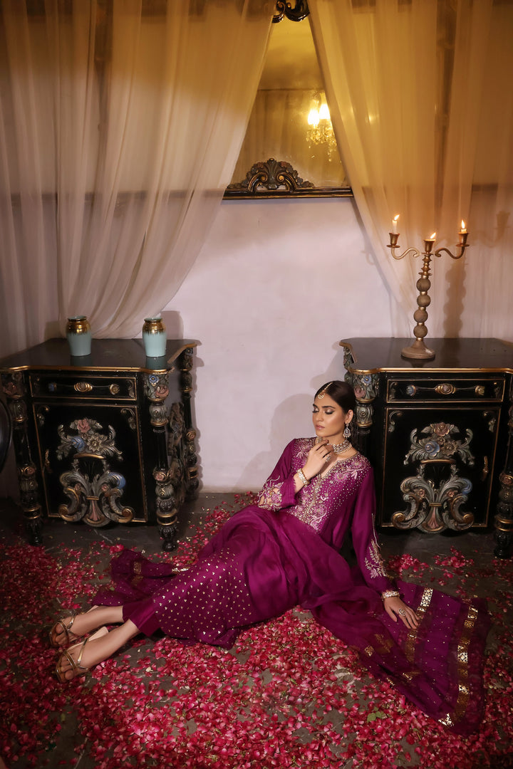 Noor comprises of number of opulent outfits, one of which is this beautiful long shirt curated from finest rawsilk with added handwork on neckline & sequence spray on daman.