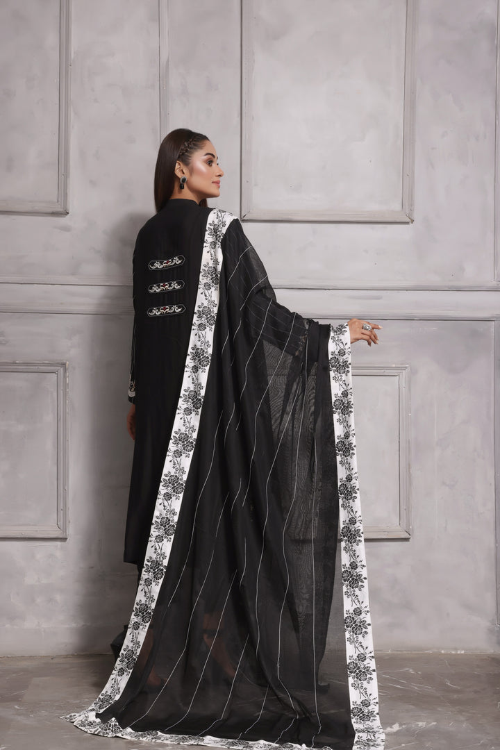  Esmee features unique applique embroidery on pure silk, perfect for Eid. Paired with a khaadi net dupatta finished with block printing for a refined look.