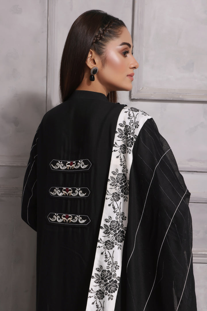  Esmee features unique applique embroidery on pure silk, perfect for Eid. Paired with a khaadi net dupatta finished with block printing for a refined look.