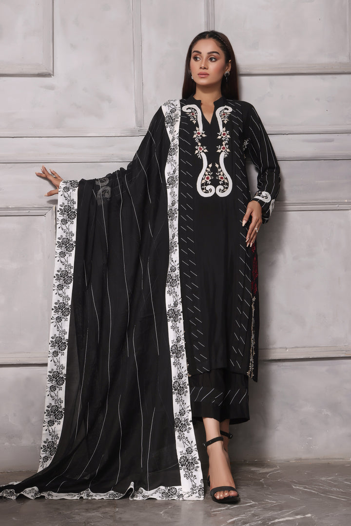  Esmee features unique applique embroidery on pure silk, perfect for Eid. Paired with a khaadi net dupatta finished with block printing for a refined look.