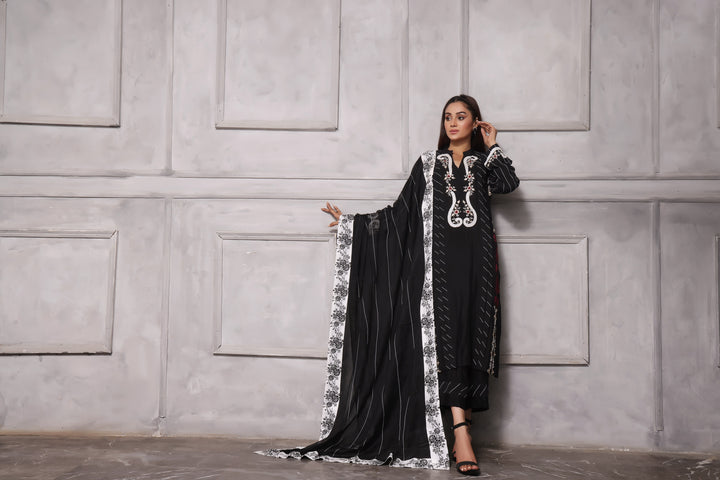  Esmee features unique applique embroidery on pure silk, perfect for Eid. Paired with a khaadi net dupatta finished with block printing for a refined look.