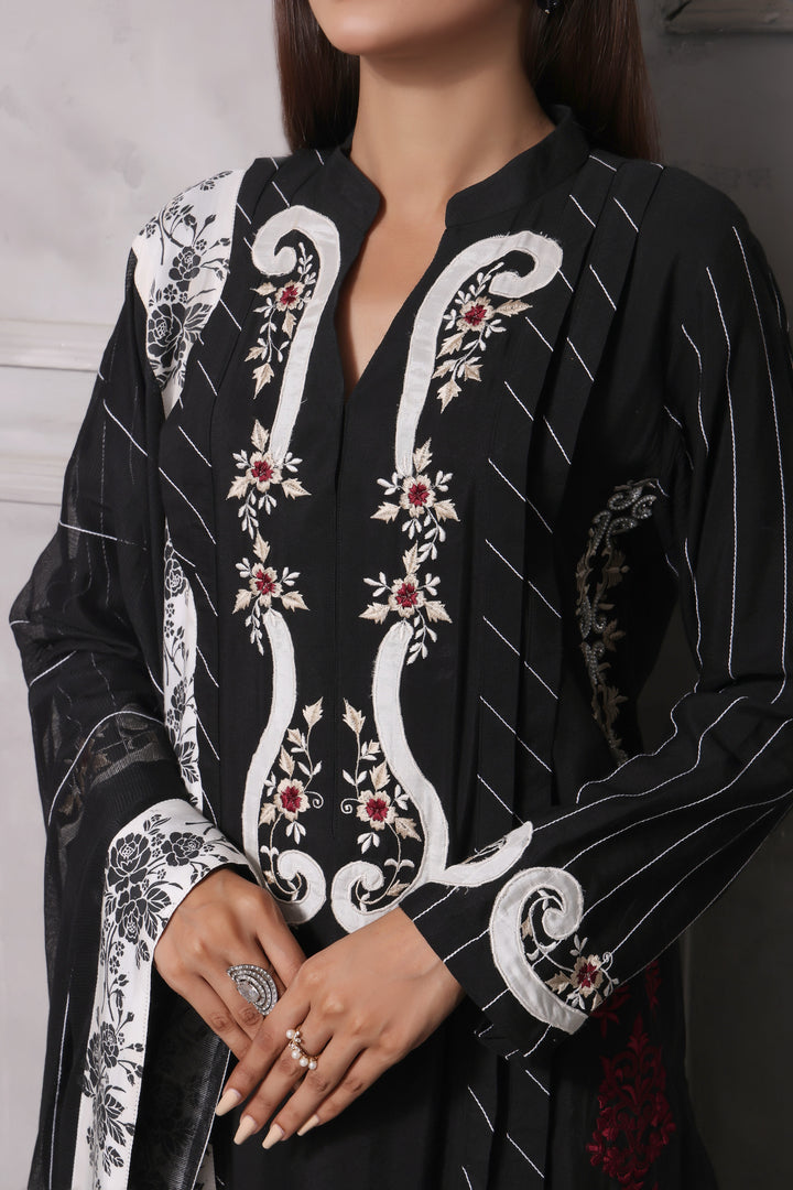  Esmee features unique applique embroidery on pure silk, perfect for Eid. Paired with a khaadi net dupatta finished with block printing for a refined look.