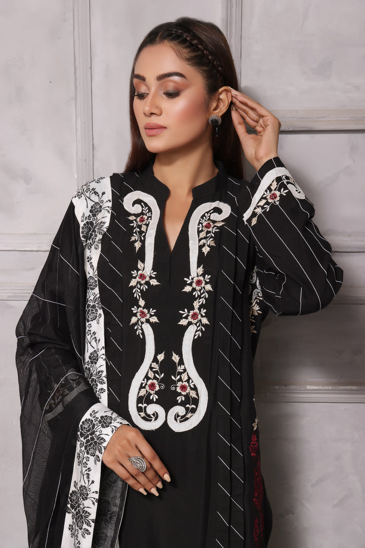  Esmee features unique applique embroidery on pure silk, perfect for Eid. Paired with a khaadi net dupatta finished with block printing for a refined look.