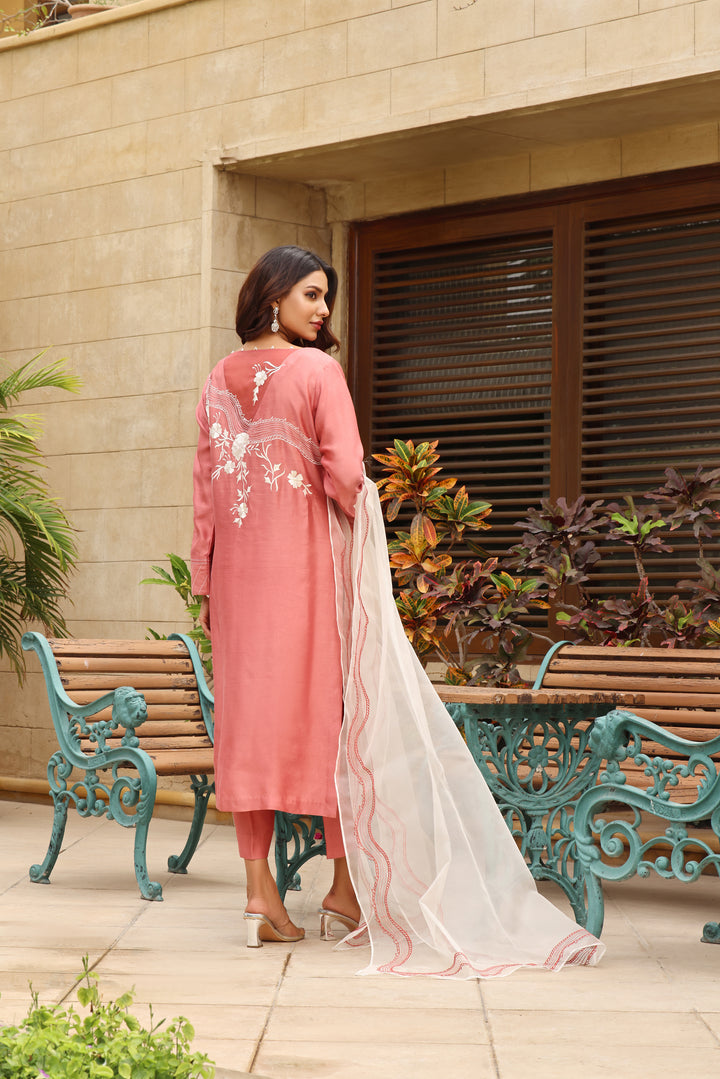 Discover the enchanting allure of ‘𝐌𝐲𝐬𝐭𝐢𝐪𝐮𝐞’ — crafted from coral pure sheesha silk, this masterpiece features a pleated front adorned with exquisite brands.