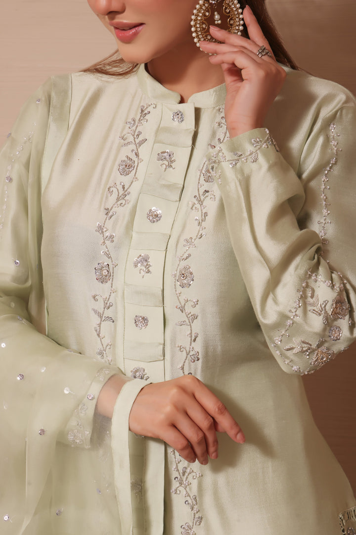  Adorn yourself in mint green sheesha silk with pleats, handmade zardozi in silver kora dapka, and an elegant pure organza dupatta with sequence chan.