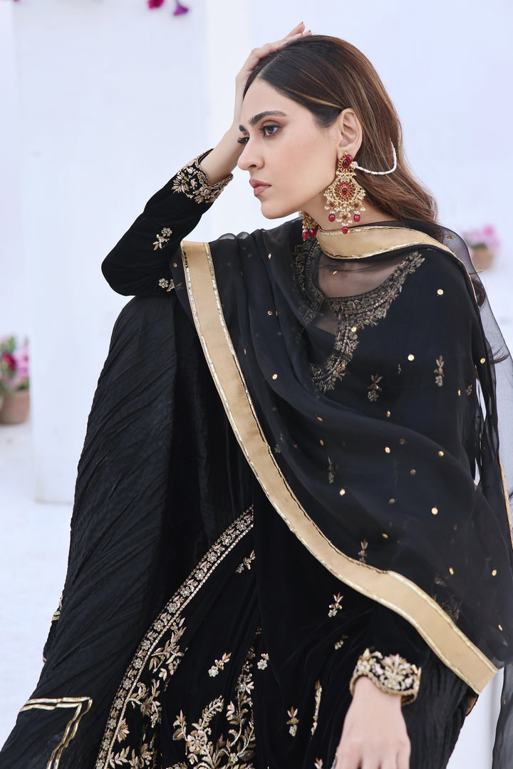 Immerse yourself in the timeless allure of '𝐊𝐨𝐡-𝐞-𝐊𝐚𝐥𝐚𝐚𝐧' — where black velvet meets the artistry of hand zardozi work, adorning the daman, neck, and sleeves.