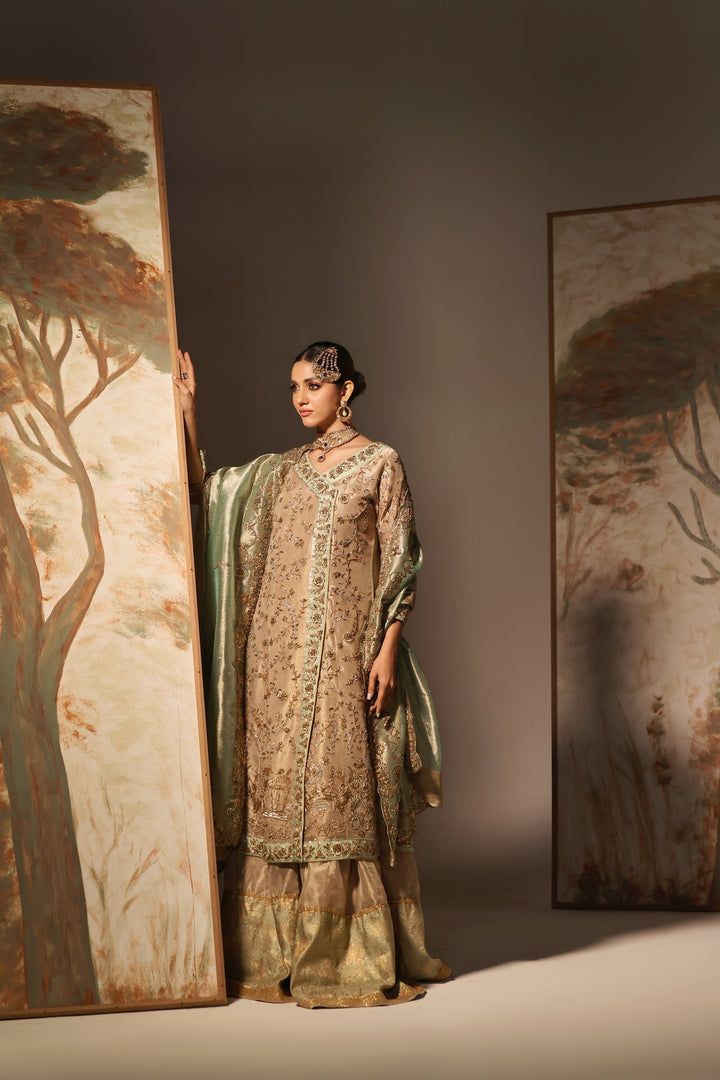 Discover ELYSSA by MONA IMRAN—lambha gold tissue with intricate zardozi, kora dabka, naqshi work. Experience timeless elegance and sophistication.