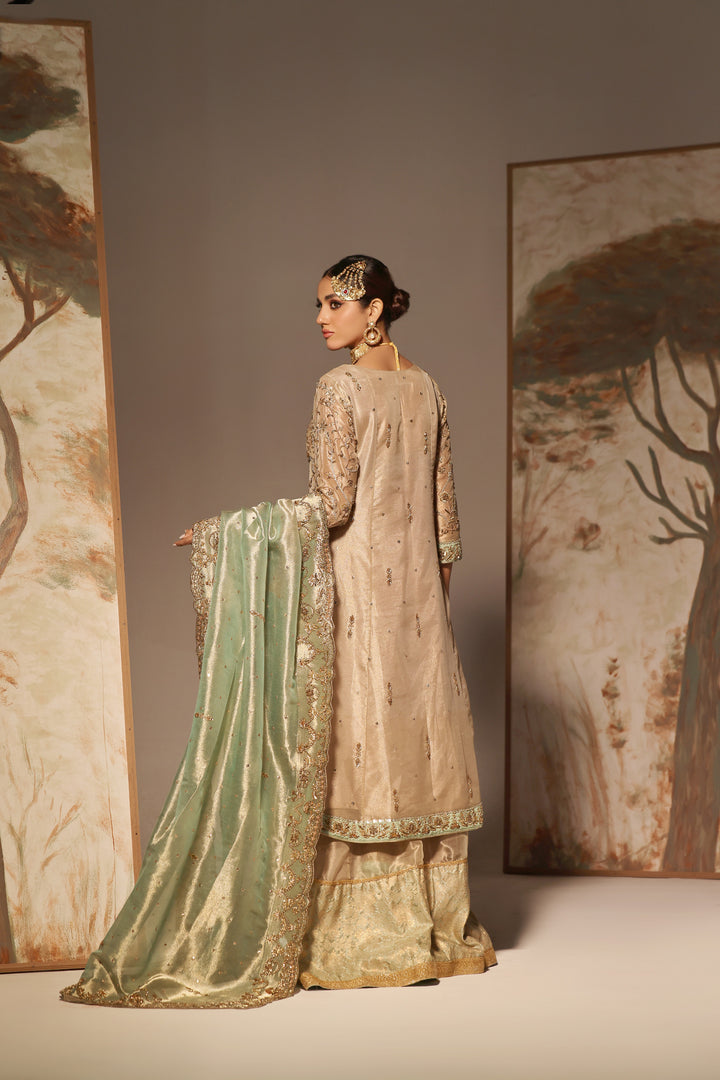 Discover ELYSSA by MONA IMRAN—lambha gold tissue with intricate zardozi, kora dabka, naqshi work. Experience timeless elegance and sophistication.