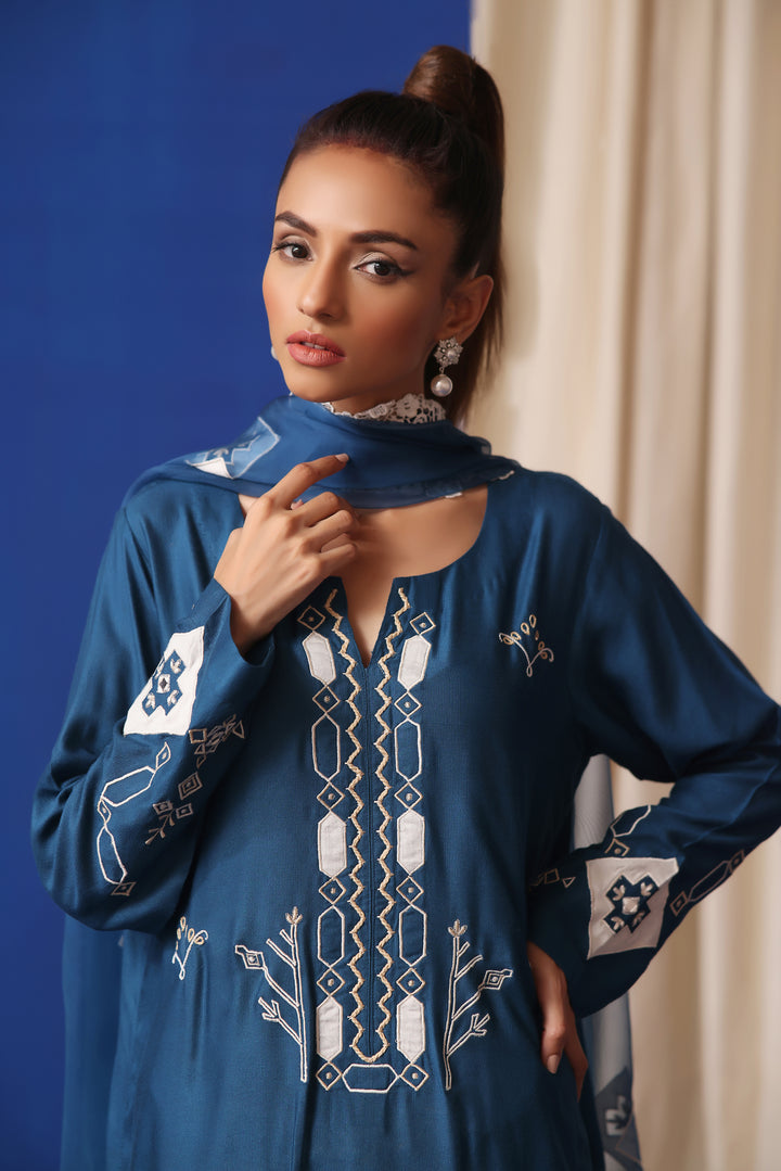  Channel monochrome vibes with Naya, a light and fashionable summer collection. Perfect for Eid, it combines ease and elegance effortlessly.