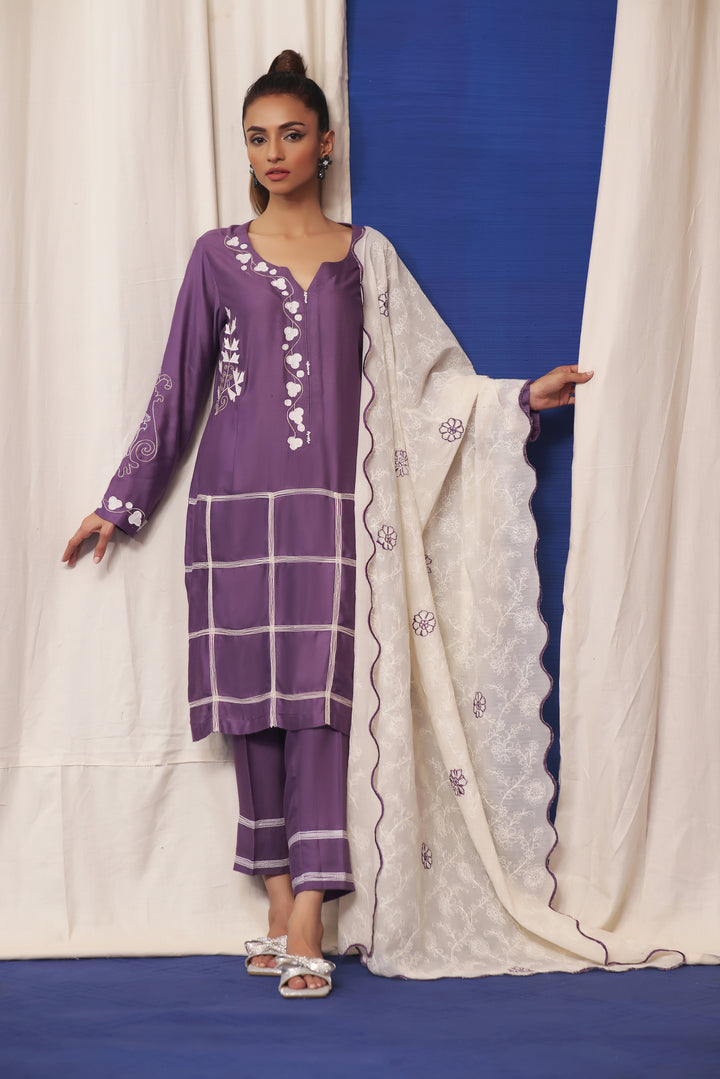  Explore Mona Imran's Naya Collection: The perfect summer fashion with embossed lawn, cotton net, applique work, and resham embroidery.