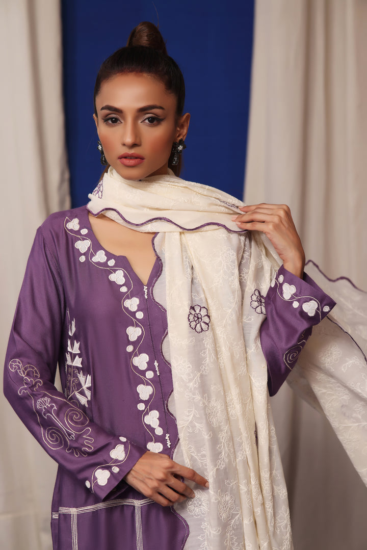  Explore Mona Imran's Naya Collection: The perfect summer fashion with embossed lawn, cotton net, applique work, and resham embroidery.