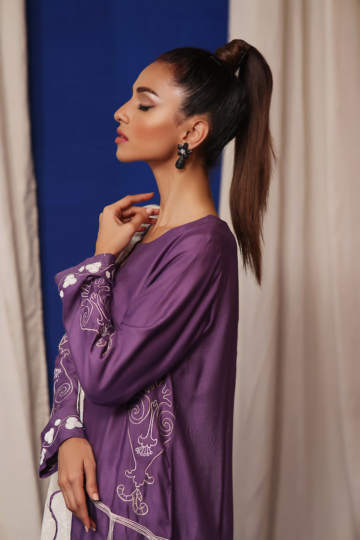  Explore Mona Imran's Naya Collection: The perfect summer fashion with embossed lawn, cotton net, applique work, and resham embroidery.