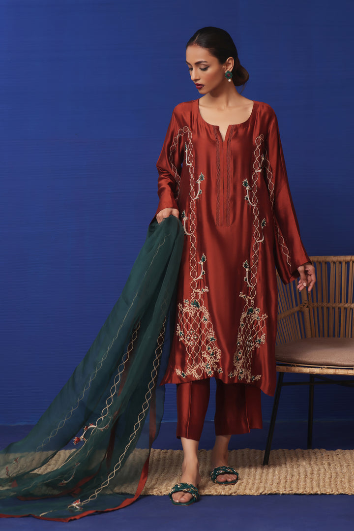  Explore Mona Imran's Naya Collection: The perfect summer fashion with embossed lawn, cotton net, applique work, and resham embroidery.