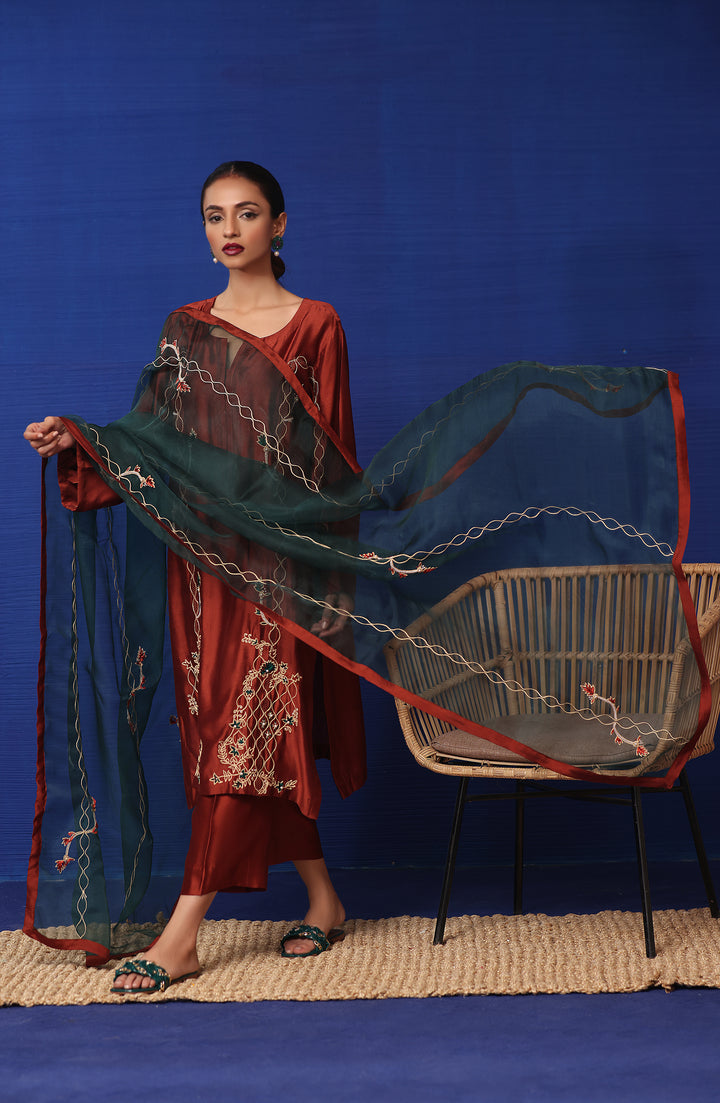  Explore Mona Imran's Naya Collection: The perfect summer fashion with embossed lawn, cotton net, applique work, and resham embroidery.