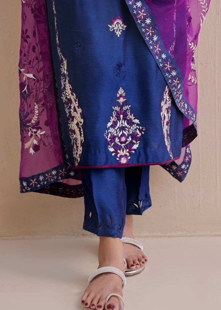  Elevate your wardrobe with Mona Imran's stunning embroidered ensemble, blending traditional artistry with contemporary elegance.