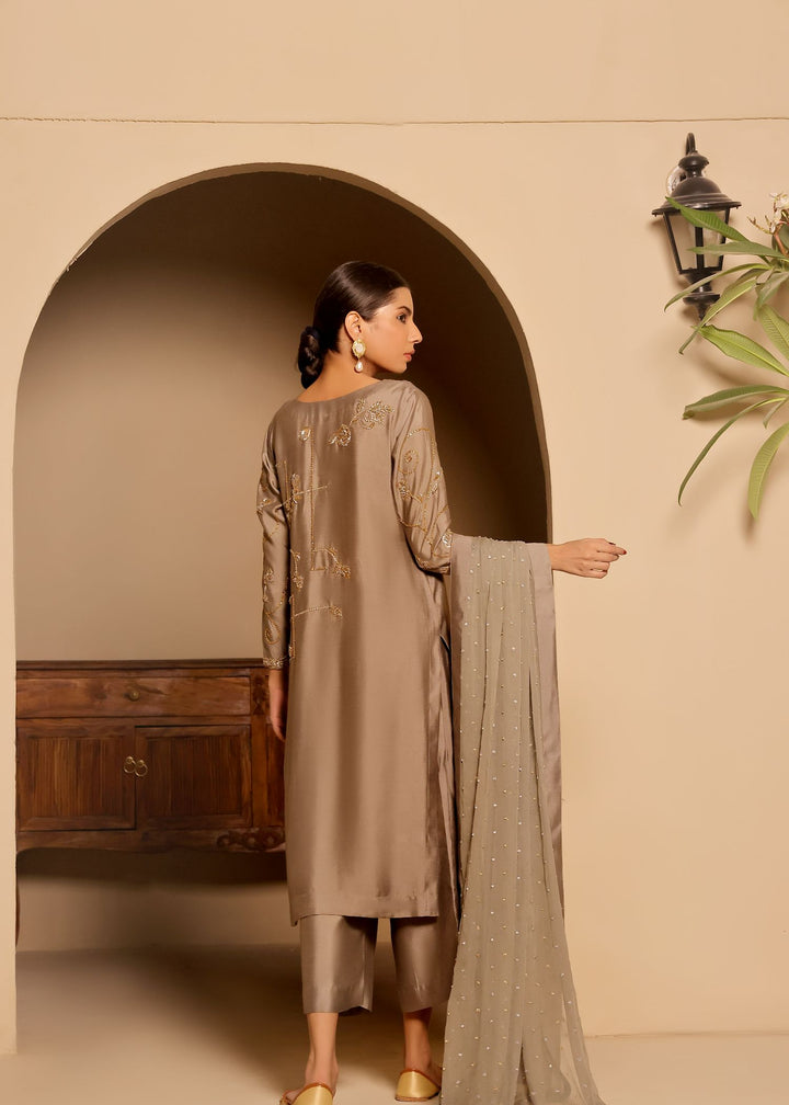  Discover Jiya, the exquisite long grey sheesha silk shirt from Mona Imran, adorned with intricate Kora Dapka embellishments for a stunning look.