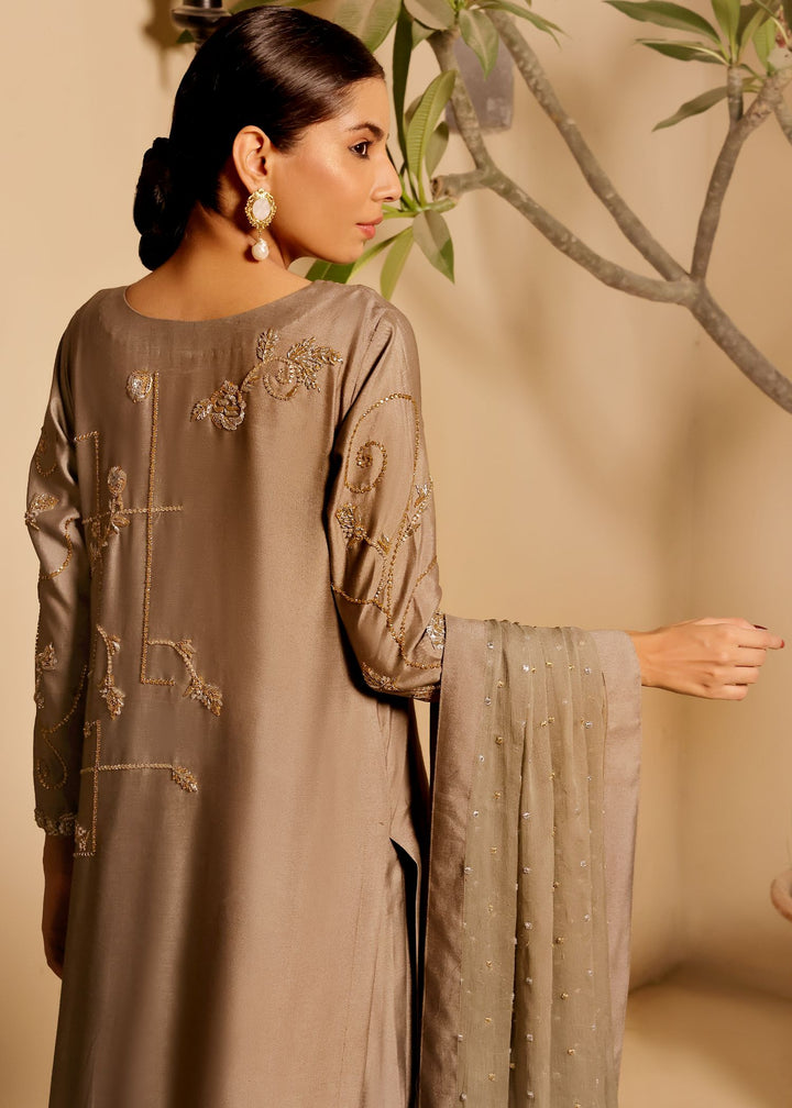  Discover Jiya, the exquisite long grey sheesha silk shirt from Mona Imran, adorned with intricate Kora Dapka embellishments for a stunning look.