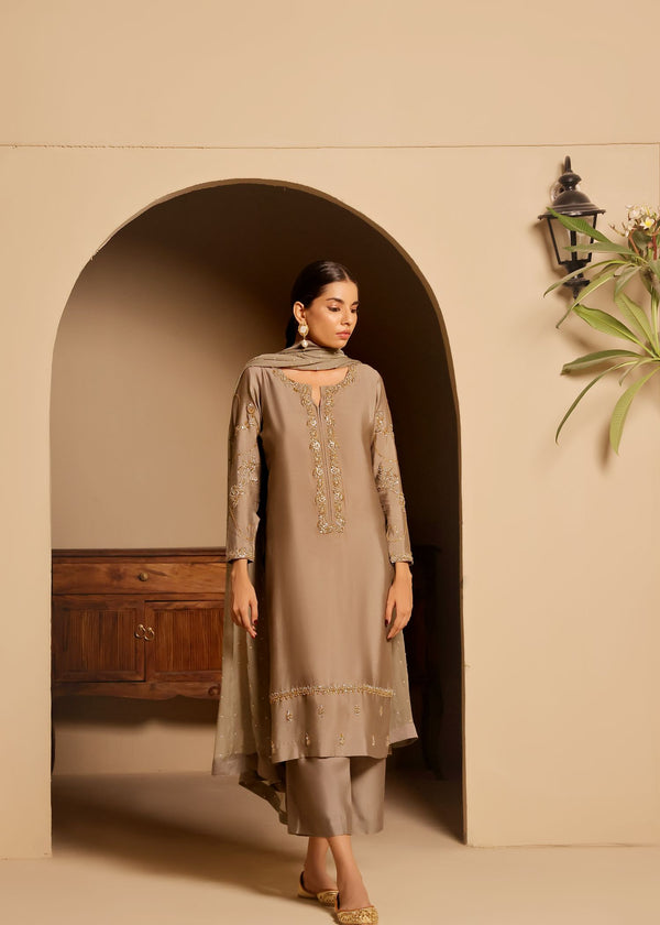  Discover Jiya, the exquisite long grey sheesha silk shirt from Mona Imran, adorned with intricate Kora Dapka embellishments for a stunning look.