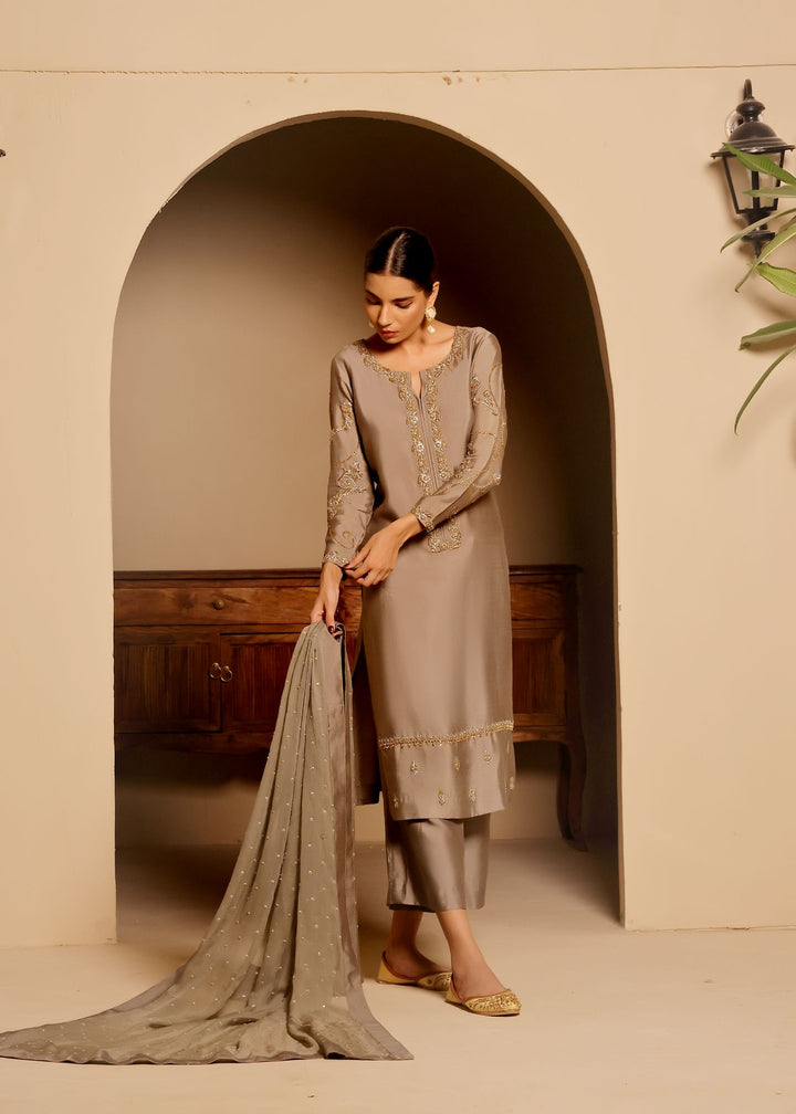  Discover Jiya, the exquisite long grey sheesha silk shirt from Mona Imran, adorned with intricate Kora Dapka embellishments for a stunning look.