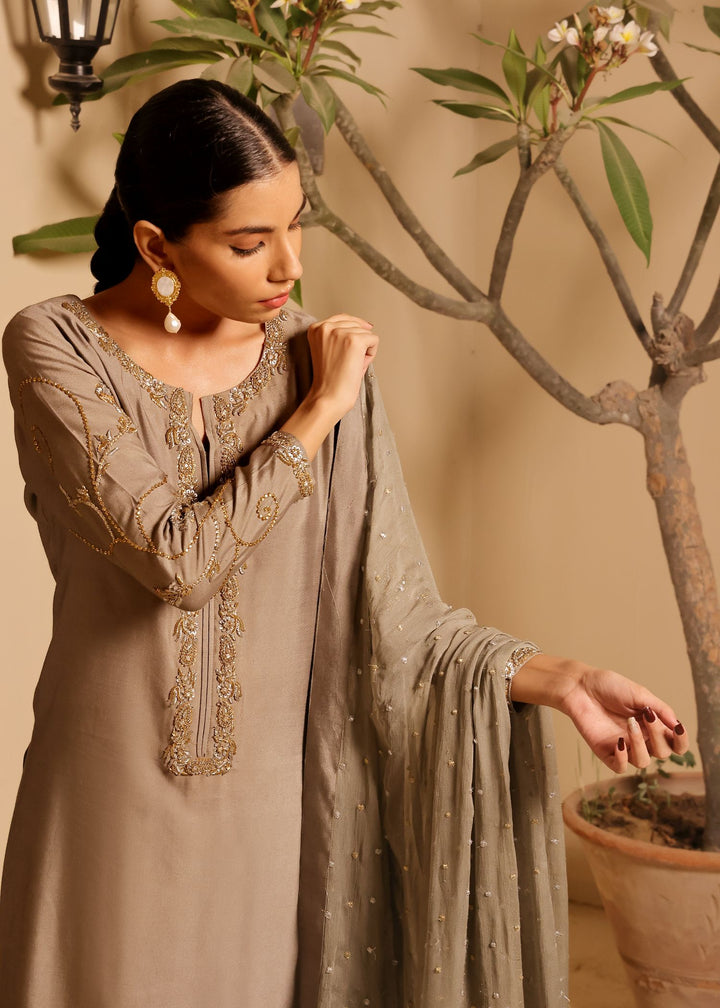  Discover Jiya, the exquisite long grey sheesha silk shirt from Mona Imran, adorned with intricate Kora Dapka embellishments for a stunning look.