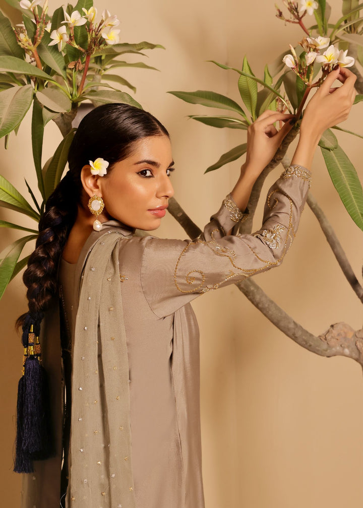  Discover Jiya, the exquisite long grey sheesha silk shirt from Mona Imran, adorned with intricate Kora Dapka embellishments for a stunning look.