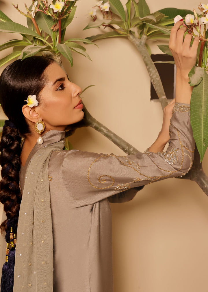  Discover Jiya, the exquisite long grey sheesha silk shirt from Mona Imran, adorned with intricate Kora Dapka embellishments for a stunning look.