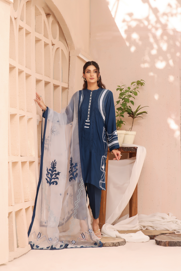  Immerse in the allure of Neelofar's ash-gray embroidery on the shirt, tailored pants, and appliqué-patterned Pure Organza Dupatta for modern sophistication.	.