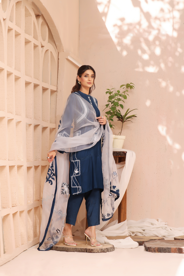  Immerse in the allure of Neelofar's ash-gray embroidery on the shirt, tailored pants, and appliqué-patterned Pure Organza Dupatta for modern sophistication.	.