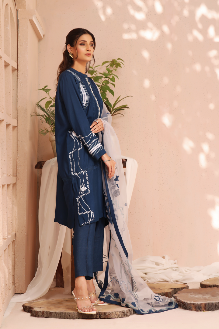  Immerse in the allure of Neelofar's ash-gray embroidery on the shirt, tailored pants, and appliqué-patterned Pure Organza Dupatta for modern sophistication.	.