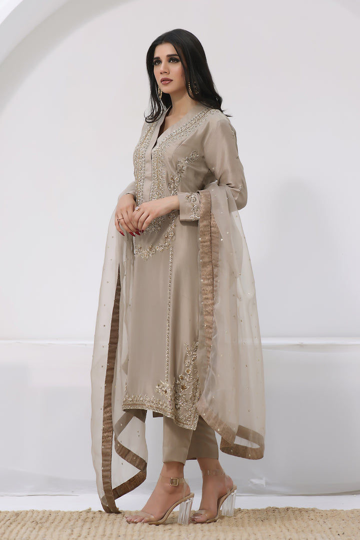  Mahay by Mona Imran features rawsilk gold with silver and gold handwork, naqshi chora, and dabka detailing. Pure organza dupatta and pants complete the look.