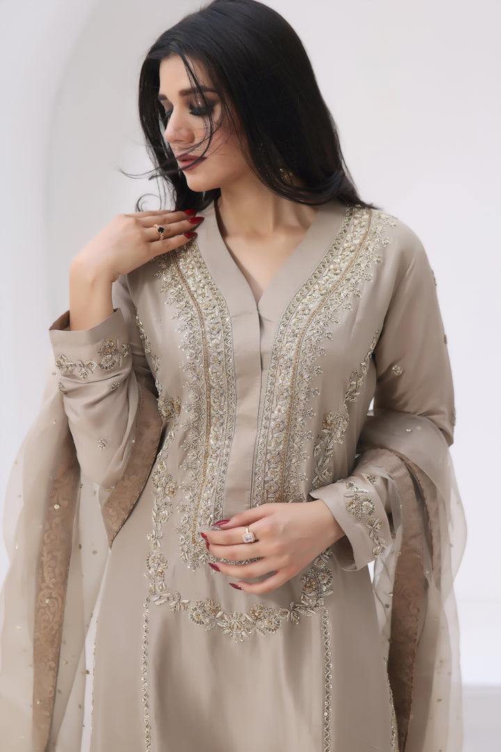  Mahay by Mona Imran features rawsilk gold with silver and gold handwork, naqshi chora, and dabka detailing. Pure organza dupatta and pants complete the look.