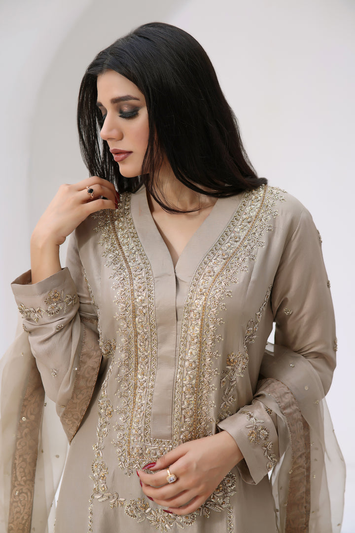  Mahay by Mona Imran features rawsilk gold with silver and gold handwork, naqshi chora, and dabka detailing. Pure organza dupatta and pants complete the look.