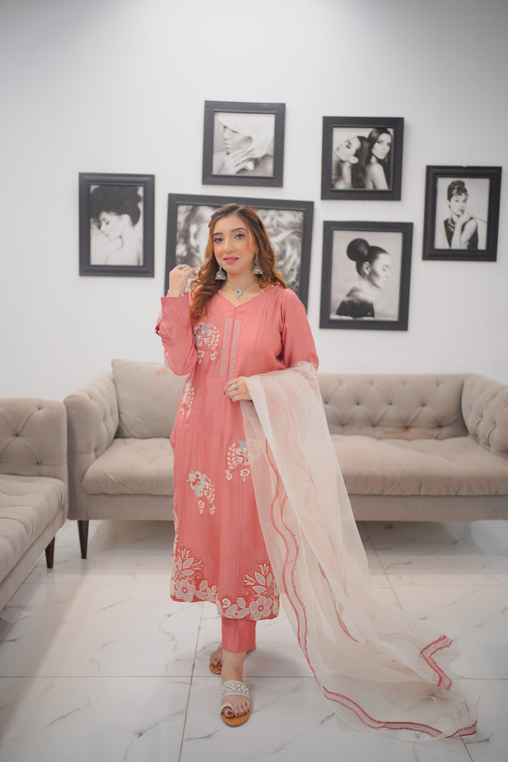 Discover the enchanting allure of ‘𝐌𝐲𝐬𝐭𝐢𝐪𝐮𝐞’ — crafted from coral pure sheesha silk, this masterpiece features a pleated front adorned with exquisite brands.